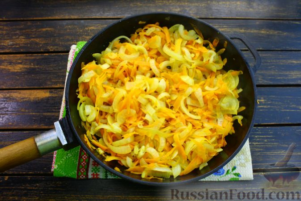 Рисовая запеканка с куриной печенью, луком и яблоком