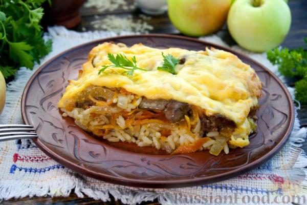 Рисовая запеканка с куриной печенью, луком и яблоком