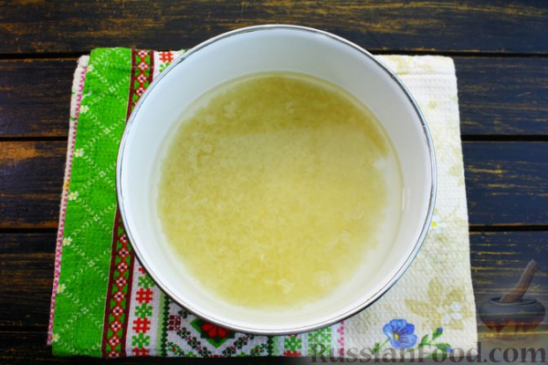 Рисовая запеканка с куриной печенью, луком и яблоком