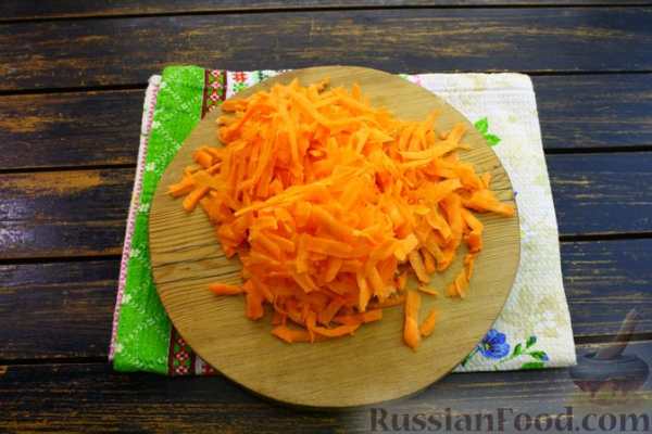 Рисовая запеканка с куриной печенью, луком и яблоком