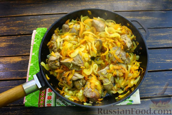 Рисовая запеканка с куриной печенью, луком и яблоком