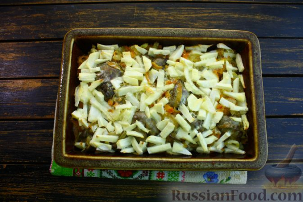 Рисовая запеканка с куриной печенью, луком и яблоком