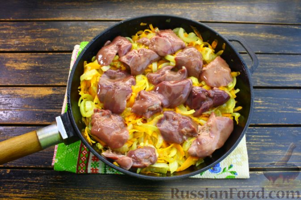 Рисовая запеканка с куриной печенью, луком и яблоком