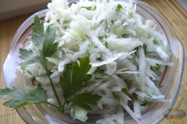Салат из дайкона и яблок
