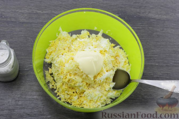 Салат из яиц, плавленого сыра и болгарского перца