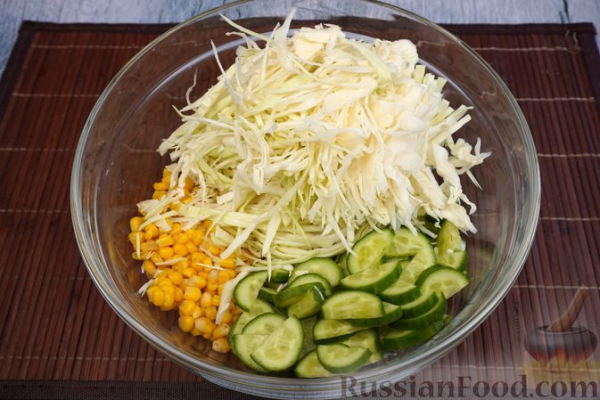 Салат из капусты, кукурузы и огурцов