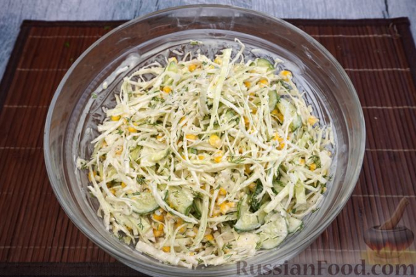 Салат из капусты, кукурузы и огурцов