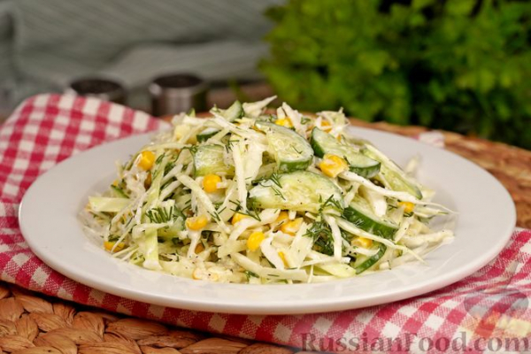 Салат из капусты, кукурузы и огурцов