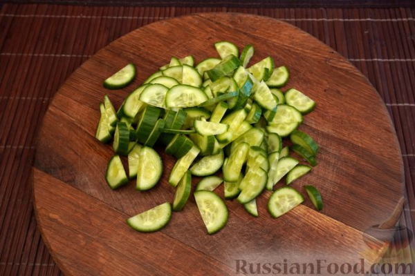 Салат из капусты, кукурузы и огурцов