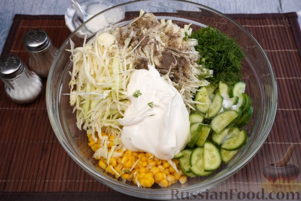 Салат из капусты, кукурузы и огурцов