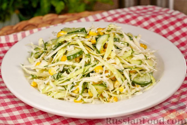 Салат из капусты, кукурузы и огурцов
