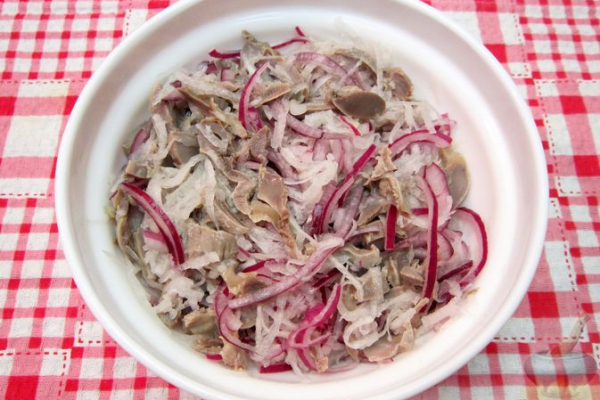 Салат из редьки, лука и куриных желудков