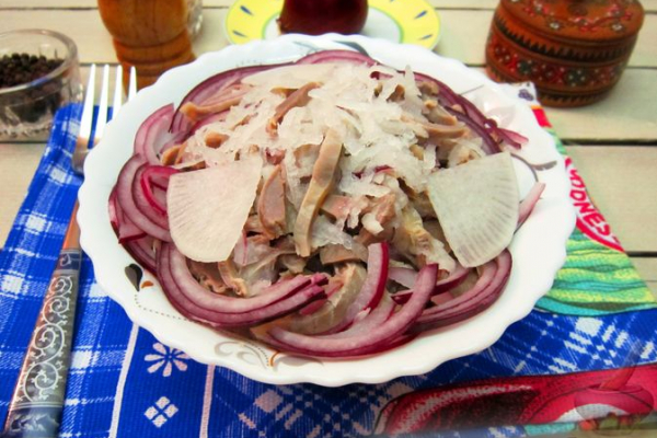 Салат из редьки, лука и куриных желудков