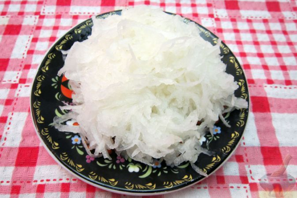 Салат из редьки, лука и куриных желудков