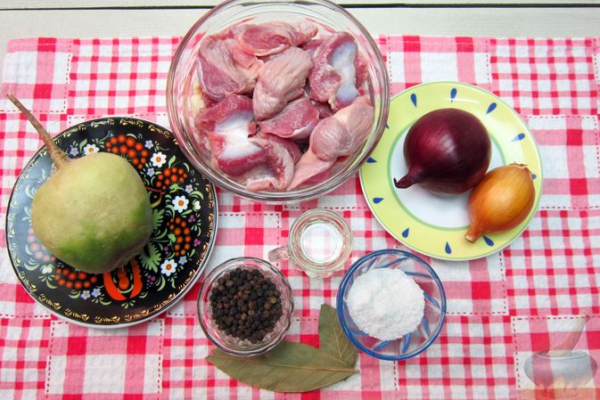 Салат из редьки, лука и куриных желудков