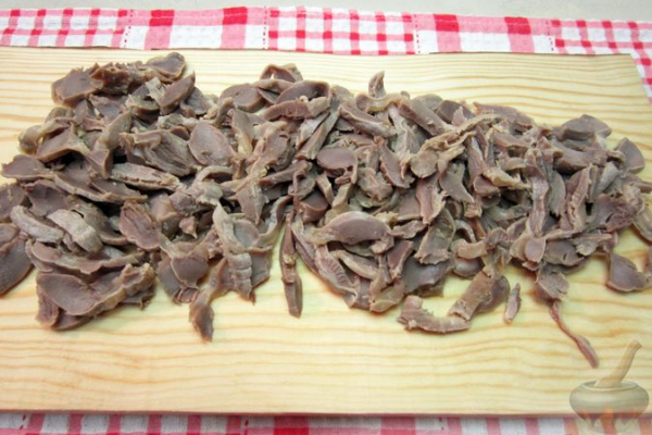 Салат из редьки, лука и куриных желудков
