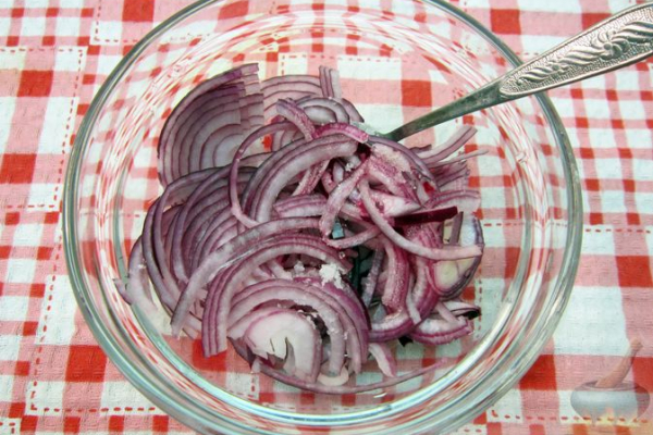 Салат из редьки, лука и куриных желудков