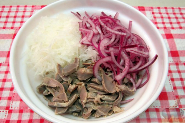 Салат из редьки, лука и куриных желудков