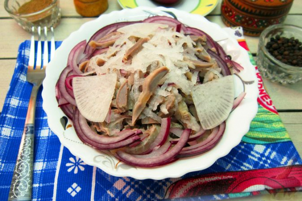 Салат из редьки, лука и куриных желудков