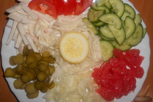 Салат из редьки с капустой и грейпфрутом