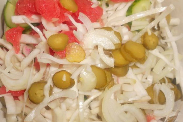 Салат из редьки с капустой и грейпфрутом