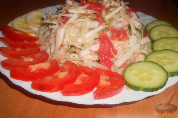 Салат из редьки с капустой и грейпфрутом