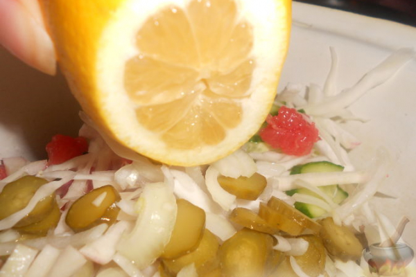 Салат из редьки с капустой и грейпфрутом