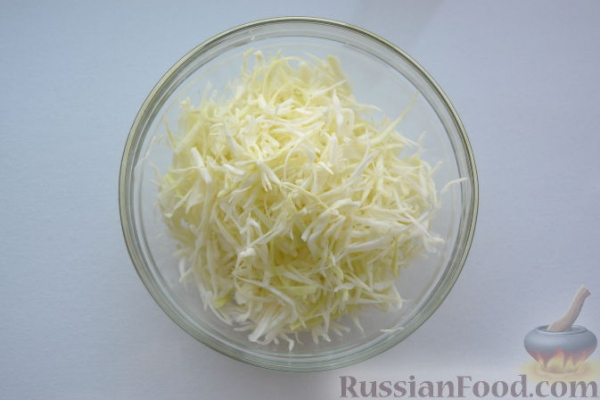 Салат из свежей капусты, сладкого перца и редьки