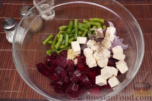 Салат из свёклы со стручковой фасолью и фетой