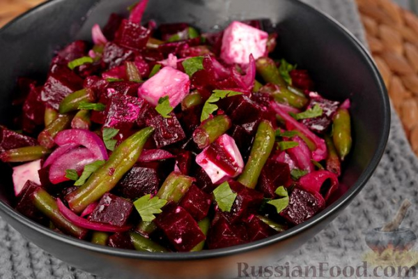 Салат из свёклы со стручковой фасолью и фетой