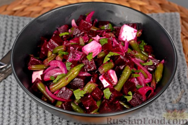 Салат из свёклы со стручковой фасолью и фетой