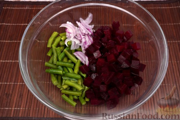Салат из свёклы со стручковой фасолью и фетой