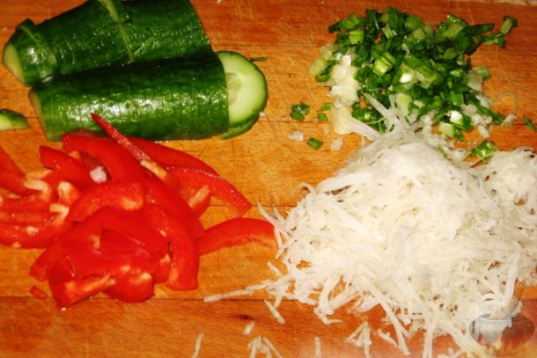 Салат с дайконом, красным перцем и огурцом