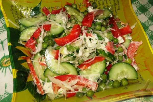 Салат с дайконом, красным перцем и огурцом