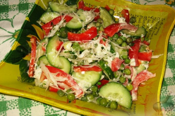 Салат с дайконом, красным перцем и огурцом