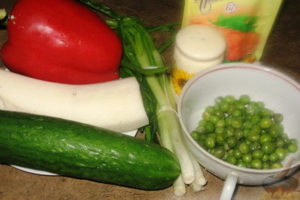 Салат с дайконом, красным перцем и огурцом