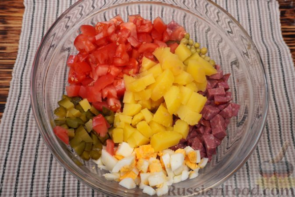 Салат с копчёной колбасой, овощами и яйцами