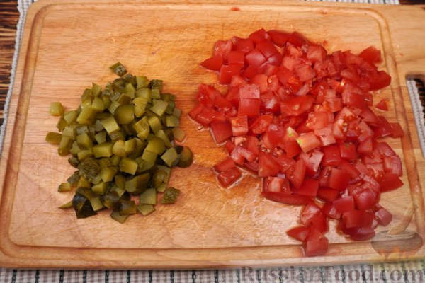 Салат с копчёной колбасой, овощами и яйцами