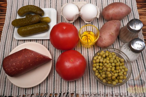 Салат с копчёной колбасой, овощами и яйцами