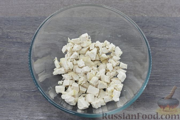 Салат с курицей, картофелем пай, кукурузой, оливками и изюмом