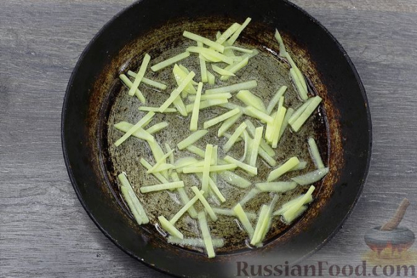 Салат с курицей, картофелем пай, кукурузой, оливками и изюмом