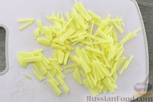 Салат с курицей, картофелем пай, кукурузой, оливками и изюмом
