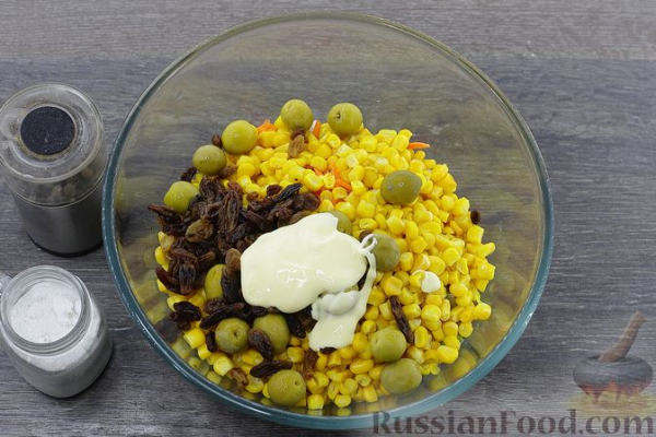 Салат с курицей, картофелем пай, кукурузой, оливками и изюмом