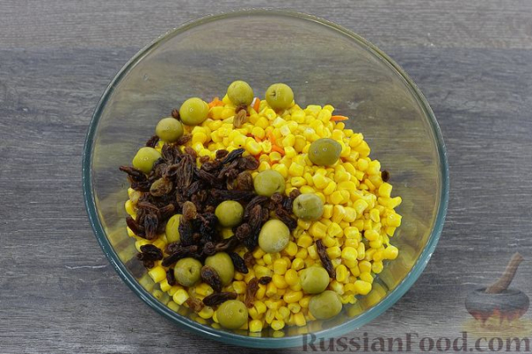 Салат с курицей, картофелем пай, кукурузой, оливками и изюмом