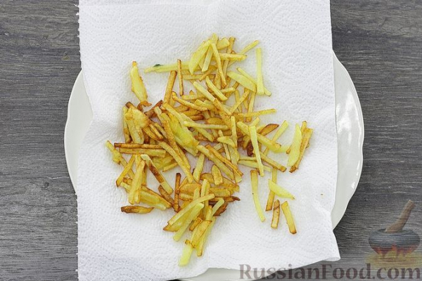 Салат с курицей, картофелем пай, кукурузой, оливками и изюмом