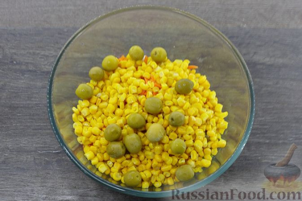 Салат с курицей, картофелем пай, кукурузой, оливками и изюмом