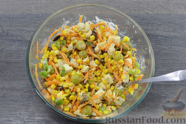 Салат с курицей, картофелем пай, кукурузой, оливками и изюмом