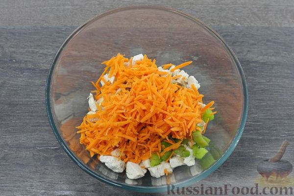 Салат с курицей, картофелем пай, кукурузой, оливками и изюмом