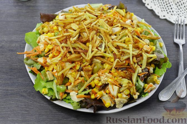 Салат с курицей, картофелем пай, кукурузой, оливками и изюмом