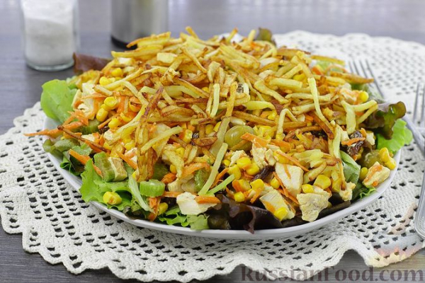 Салат с курицей, картофелем пай, кукурузой, оливками и изюмом